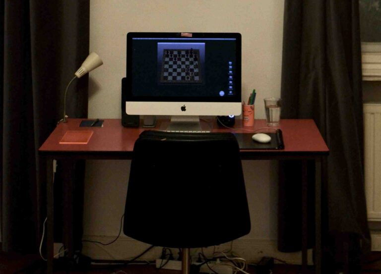 Dalle carte agli scacchi: la tradizione del gioco rivive sempre più online